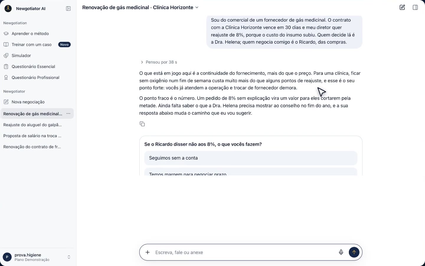 Tela do Newgotiator: o caso descrito pela pessoa e a primeira leitura, com o que está em jogo, o ponto forte, o ponto fraco e uma pergunta com opções de resposta